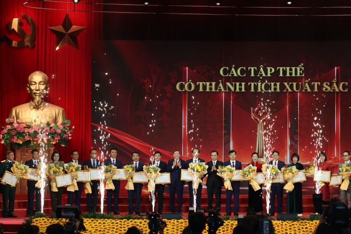 Ban Tổ chức trao giải "Các tập thể có thành tích xuất sắc" cho đại diện Bộ Công an, Bộ Quốc phòng và các đơn vị.