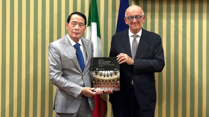 Thứ trưởng Bộ Tư pháp Italia Francesco Paolo Sisto tặng quà lưu niệm Thứ trưởng Lê Quốc Hùng.
