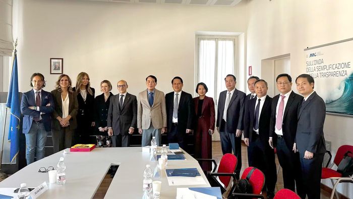 Thứ trưởng Lê Quốc Hùng và Chủ tịch ANAC Giuseppe Busia cùng các đại biểu.
