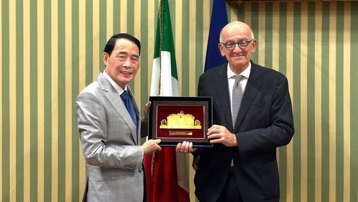 Thứ trưởng Lê Quốc Hùng tặng quà lưu niệm Thứ trưởng Bộ Tư pháp Italia Francesco Paolo Sisto.