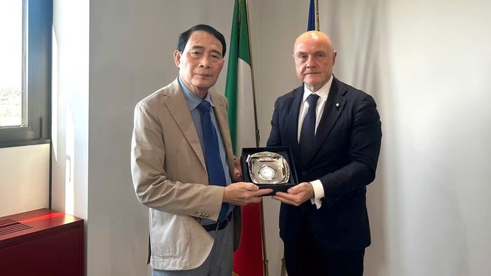 Phó Tư lệnh Cảnh sát Quốc gia Italia Raffaele Grassi tặng quà lưu niệm Thứ trưởng Lê Quốc Hùng.