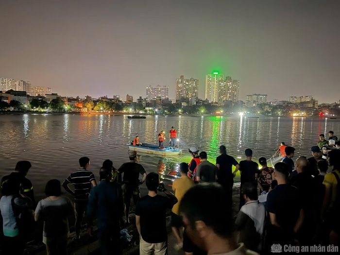 Người dân tụ tập theo dõi công tác tìm kiếm nạn nhân.