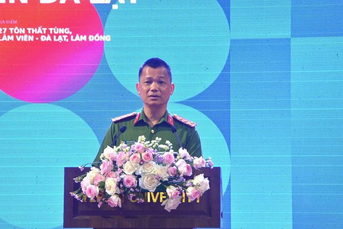 Đại tá Đậu Xuân Bảo, Phó Giám đốc Công an tỉnh Lâm Đồng phát biểu tại buổi lễ.