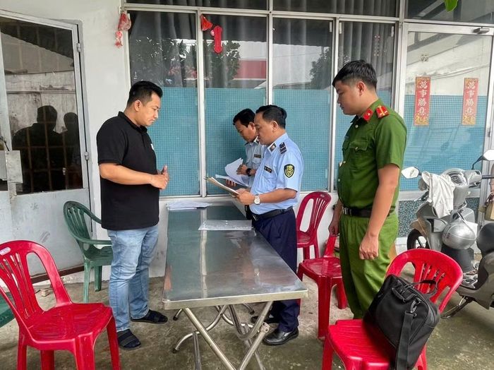 Quản lý thị trường phối hợp với Công an địa phương kiểm tra cơ sở kinh doanh hàng hoá không rõ nguồn gốc, xuất xứ.