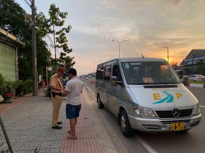 CSGT kiểm tra phương tiện đưa đón học sinh.