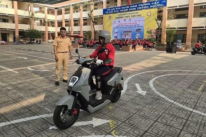 CSGT tập huấn kỹ năng lái xe an toàn cho học sinh.