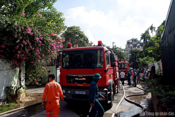 Xe chữa cháy triển khai đến hiện trường.