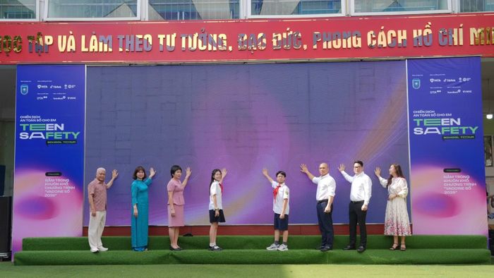 Chương trình “Teen Safety School Tour 2026 – An toàn số cho em” chính thức khởi động tại Trường THCS Nam Từ Liêm (Hà Nội), mở đầu hành trình giáo dục và trải nghiệm an toàn số tại 10 trường học thuộc 5 tỉnh, thành phố trong giai đoạn tháng 10–12/2026.