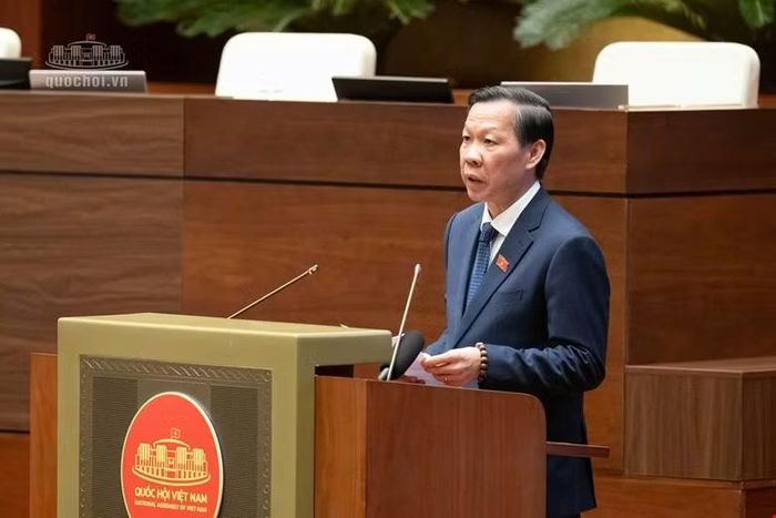 Chủ nhiệm Uỷ ban Kinh tế và Tài chính Phan Văn Mãi trình bày báo cáo thẩm tra.