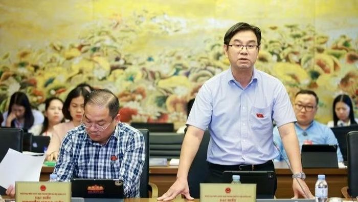 Đại biểu Nguyễn Văn Thắng thảo luận tại tổ.