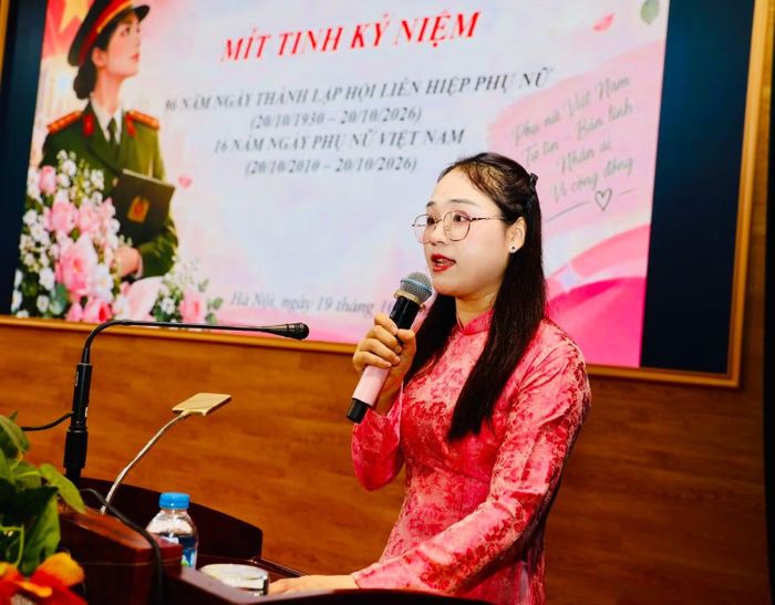 Thiếu tá Lê Thị Hiền, Chủ tịch Hội Phụ nữ Cục Ngoại tuyến phát biểu tại buổi lễ.