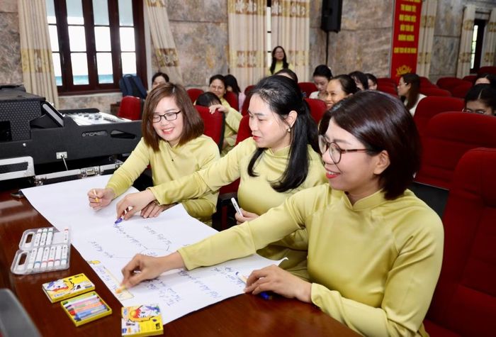 Nữ cán bộ chiến sĩ Cục Ngoại tuyến tích cực tham gia buổi sinh hoạt chuyên đề “Nuôi dạy con trong thời đại số”.