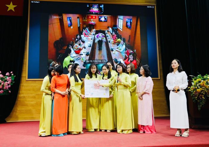 Nữ cán bộ, chiến sĩ chia sẻ thuận lợi, khó khăn trong việc nuôi dạy con trong thời đại số.