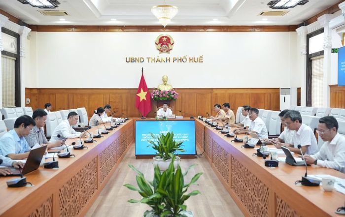 Phó Chủ tịch Thường trực UBND TP Huế Hoàng Hải Minh chủ trì cuộc họp bàn phương án khắc phục các điểm tiềm ẩn, điểm đen TNGT.