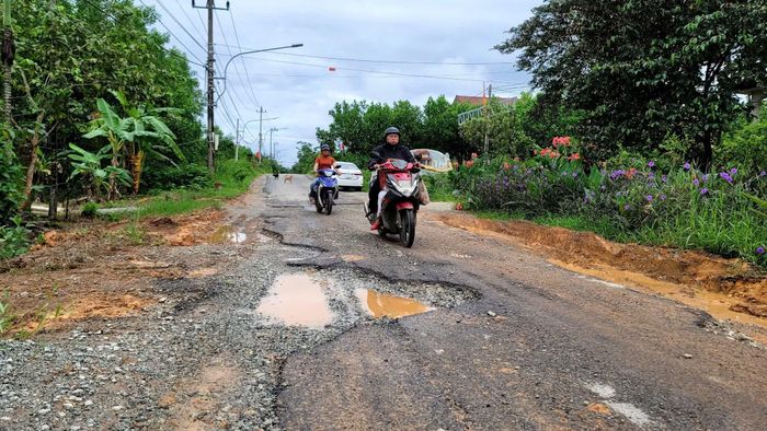 Tỉnh lộ 17, TP Huế xuống cấp nghiêm trọng, tiềm ẩn nguy cơ xảy ra tai nạn giao thông.