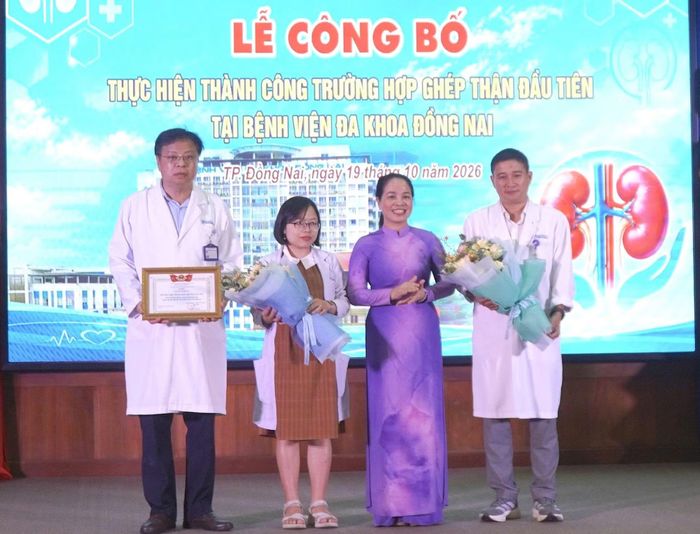 Giám đốc Sở Y tế Đồng Nai tặng Giấy khen cho bệnh viện cùng ê kíp thực hiện ca ghép thận.