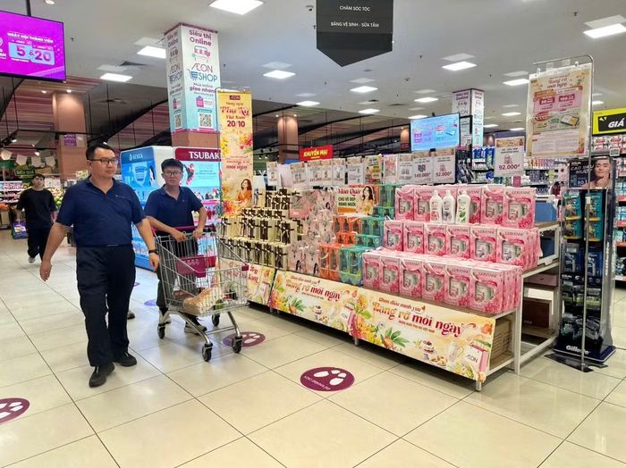 Nhiều siêu thị tung ra các gói ưu đãi, giảm giá mặt hàng quà tặng dịp lễ 20/10.