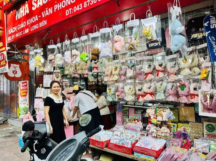 Hoa sáp, hoa giấy... gói trong hộp được nhiều người lựa chọn.