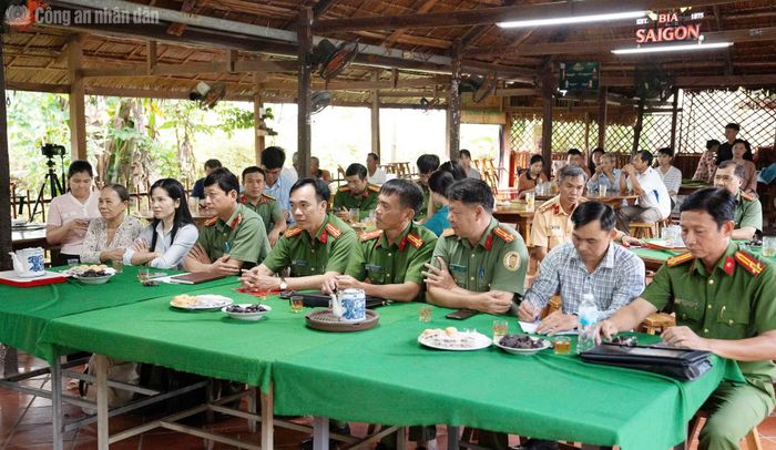 Các đại biểu tham dự lễ ra mắt mô hình.