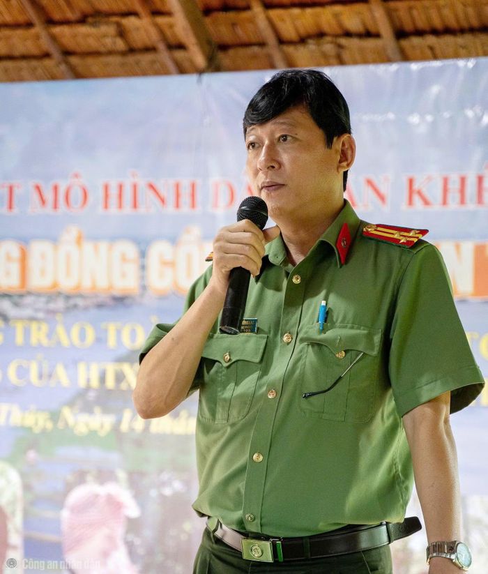 Đại diện các đơn vị nghiệp vụ Công an thành phố tuyên truyền tại lễ ra mắt mô hình.