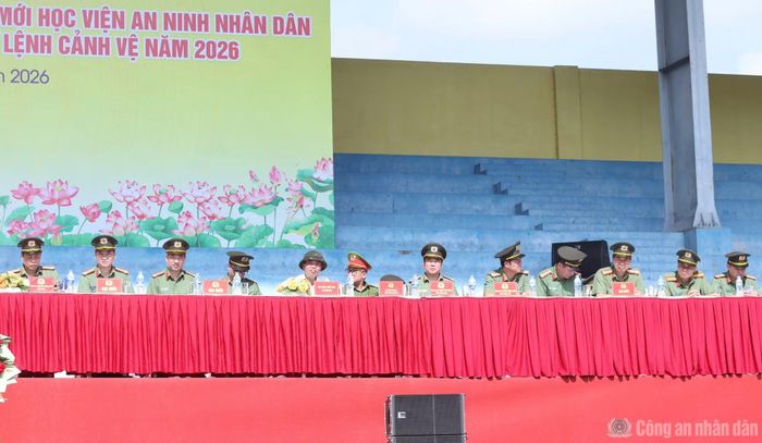 Các đại biểu dự lễ khai giảng.