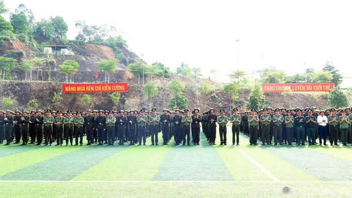 Các đại biểu và học viên tại lễ khai giảng.