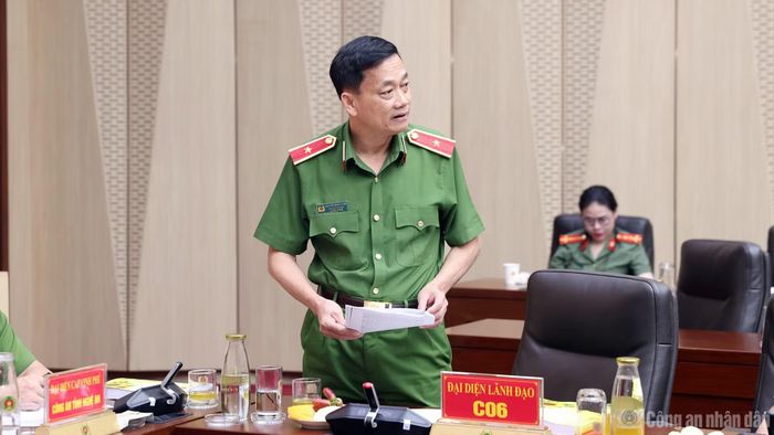 Các đại biểu tham gia ý kiến, trao đổi, thảo luận về những kết quả đạt được trong thực hiện phong trào thi đua và công tác khen thưởng của lực lượng CAND.