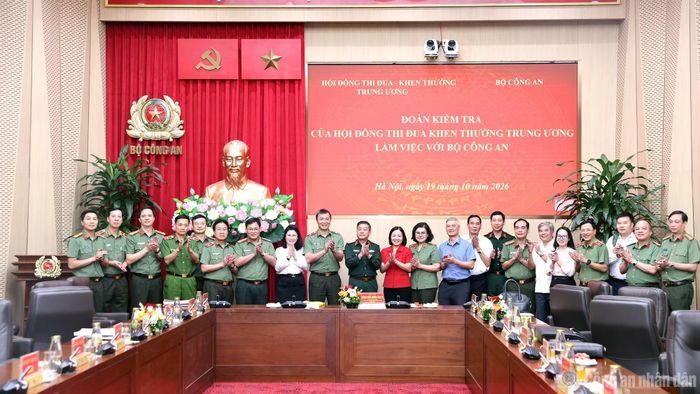 Thượng tướng Trương Thiên Tô và các đại biểu.