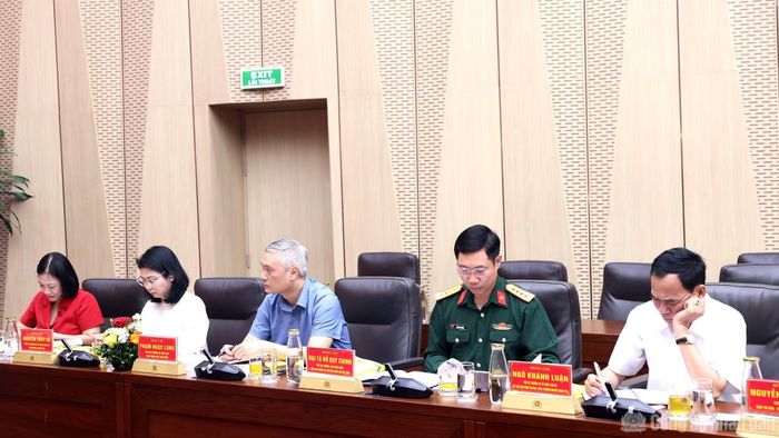 Các đại biểu dự buổi làm việc.