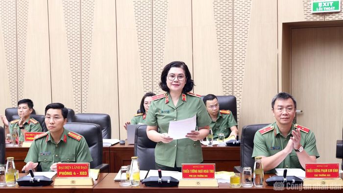 Thiếu tướng Ngô Hoài Thu trình bày báo cáo tóm tắt kết quả phong trào thi đua và công tác khen thưởng trong lực lượng CAND.