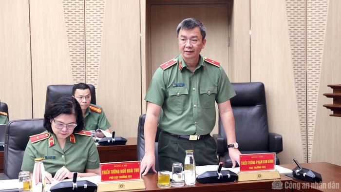 Thiếu tướng Phạm Kim Đĩnh, Cục trưởng Cục Công tác chính trị phát biểu tại buổi làm việc.