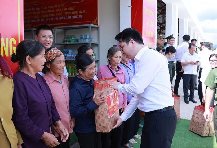 Các đại biểu trao quà an sinh tặng các hộ nghèo, học sinh nghèo vượt khó vươn lên trong học tập.
