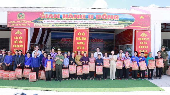 Các đại biểu trao quà an sinh theo chương trình "Gian hàng 0 đồng" tặng các gia đình có hoàn cảnh khó khăn.