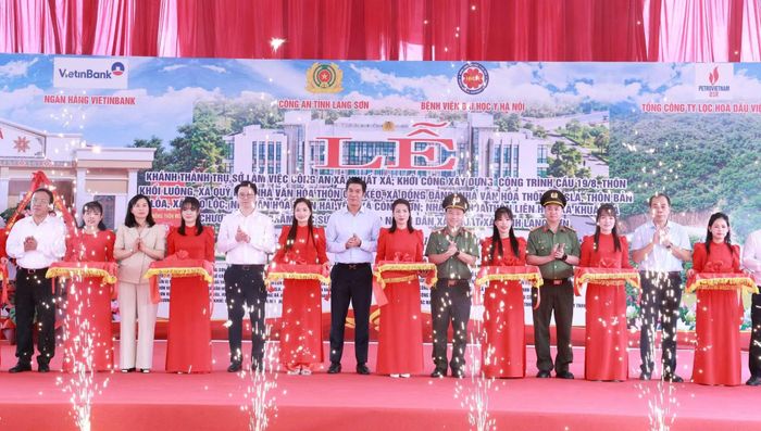 Đồng chí Trần Quân, đồng chí Trần Thị Nhàn và các đại biểu thực hiện nghi thức cắt băng khánh thành trụ sở Công an xã Khuất Xá.