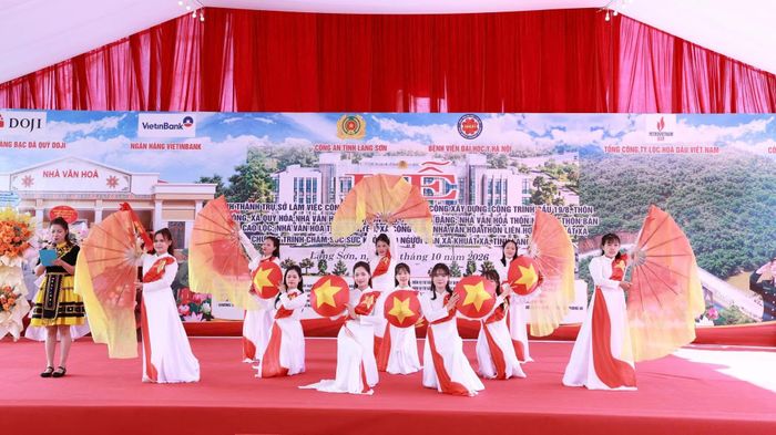 Nhiều tiết mục văn nghệ đặc sắc chào mừng Lễ khánh thành trụ sở Công an xã Khuất Xá và khởi công tác công trình an sinh.