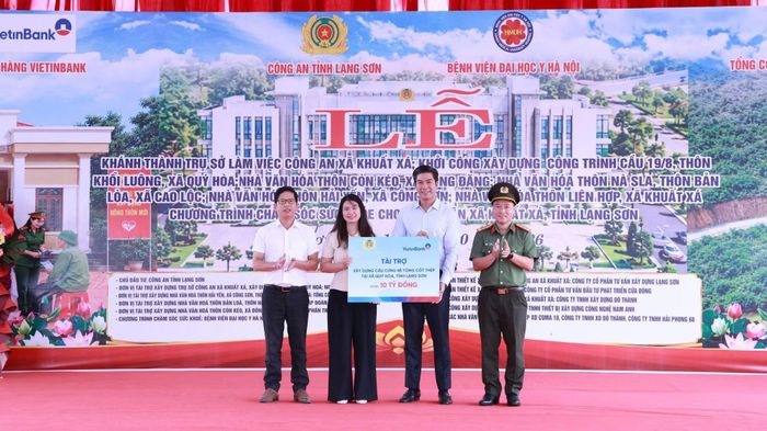 Đại diện lãnh đạo Ngân hàng Vietinbank trao 10 tỷ đồng để khởi công xây dựng cầu 19/8 bắc qua sông tại thôn Khuổi Luông, xã Quý Hòa.