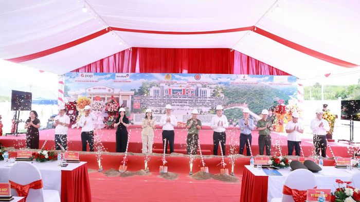 Đồng chí Trần Quân, đồng chí Trần Thị Nhàn và các đại biểu thực hiện nghi thức động thổ, phát lệnh khởi công xây cầu 19/8 và 5 công trình nhà văn hóa thôn của các xã biên giới khó khăn.