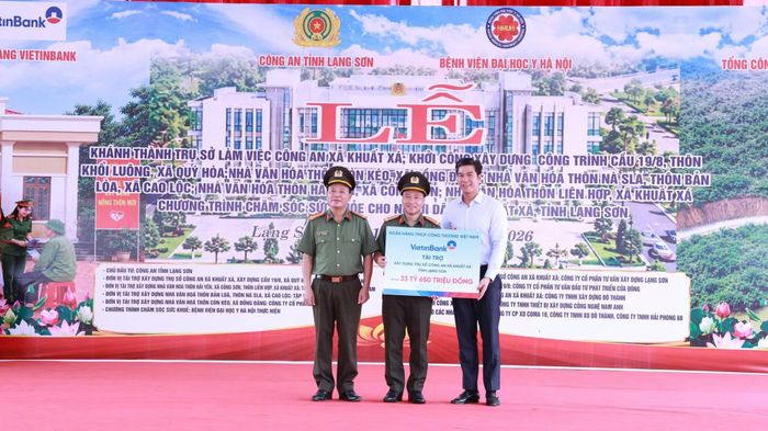 Thay mặt lãnh đạo Công an tỉnh Lạng Sơn, Đại tá Vũ Thanh Tùng và Đại tá Triệu Tuấn Hải, Phó Giám đốc Công an tỉnh đón nhận nguồn kinh phí trên 33 tỷ đồng do đại diện lãnh đạo Ngân hàng Vietinbank trao tặng để đầu tư xây dựng trụ sở Công an xã Khuất Xá.