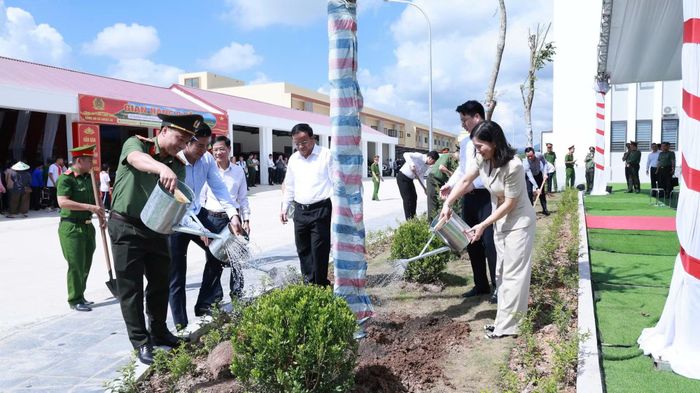 Các đại biểu trồng cây tại khuôn viên trụ sở Công an xã Khuất Xá.