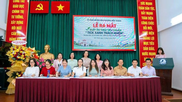 Lễ ra mắt mô hình “Suất ăn theo tiêu chuẩn Tick xanh trách nhiệm” trong các trường công lập trên địa bàn phường Bến Thành.