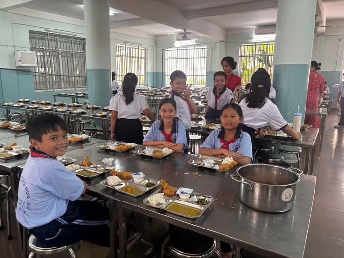 Học sinh vui mừng và an tâm với bữa ăn bán trú.