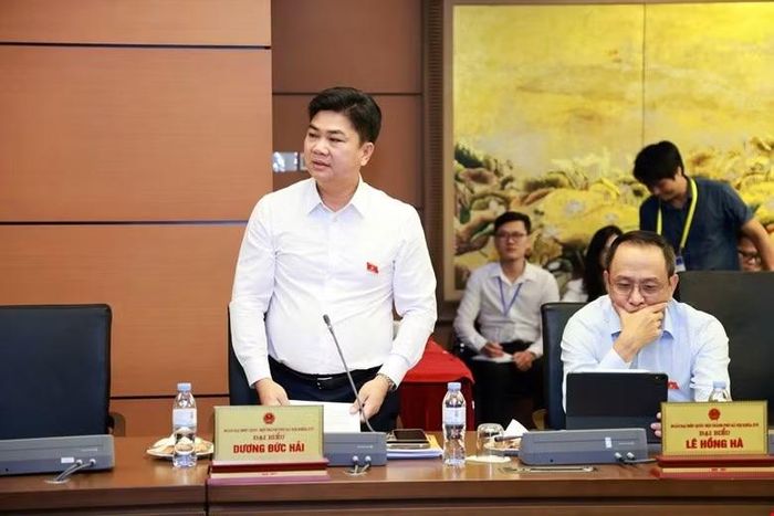 Thiếu tướng Dương Đức Hải thảo luận tại Tổ TP Hà Nội.