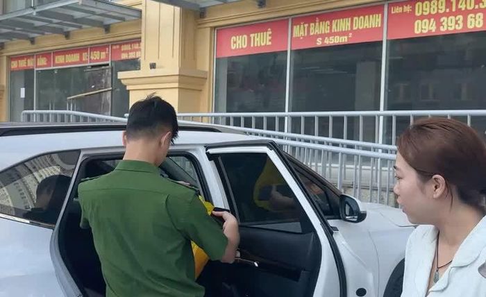 Công an phường Thành Vinh ghi nhận hiện trường ô tô bị đập vỡ kính.
