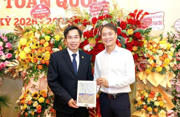 Tác phẩm "Vỏ tương lai" của hoạ sĩ Nguyễn Thị Kim Đức được trao tặng các đại biểu tham dự đại hội.