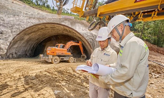 Các kỹ sư đang làm việc tại cửa hầm Đại Huệ.