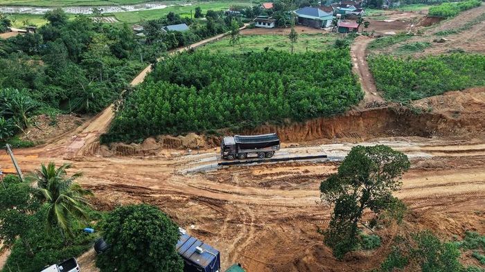 Ô tô vận tải đất lên bàn cân có sự giám sát của hệ thống camera được kết nối về Ban quản lý dự án công trình giao thông Nghệ An theo dõi.