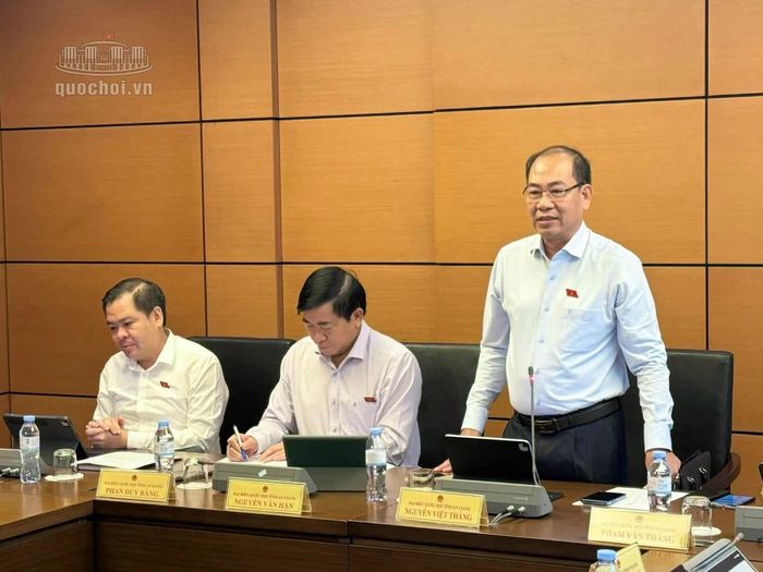 Đại biểu Nguyễn Việt Thắng, Đoàn đại biểu Quốc hội tỉnh An Giang phát biểu. Ảnh: Media Quốc hội