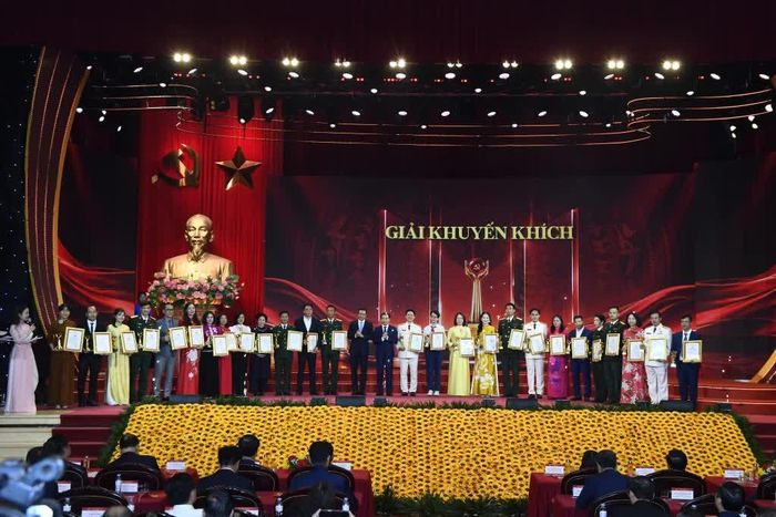 Phóng viên Nông Kim Dung (đứng thứ 10 từ trái sang), Phòng Thời sự, Báo và Phát thanh, truyền hình Cao Bằng đại diện nhóm tác giả nhận giải khuyến khích.