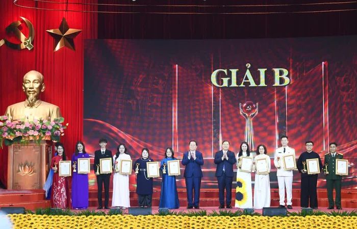 Đồng chí Tạ Hoài Phương (đứng thứ 4 từ phải sang), Trưởng Phòng Thời sự, Báo và Phát thanh, truyền hình Cao Bằng đại diện nhóm tác giả nhận giải B tại lễ trao giải.