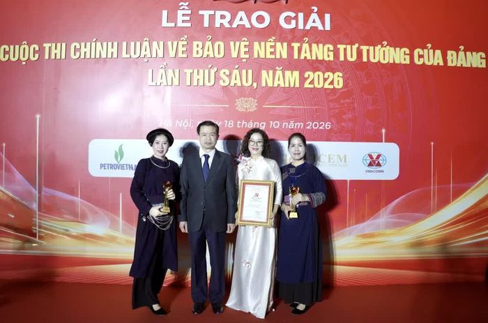 Phó Bí thư Thường trực Tỉnh ủy, Trưởng Đoàn đại biểu Quốc hội tỉnh Bế Thanh Tịnh dự lễ trao giải cùng đại diện nhóm tác giả tỉnh.